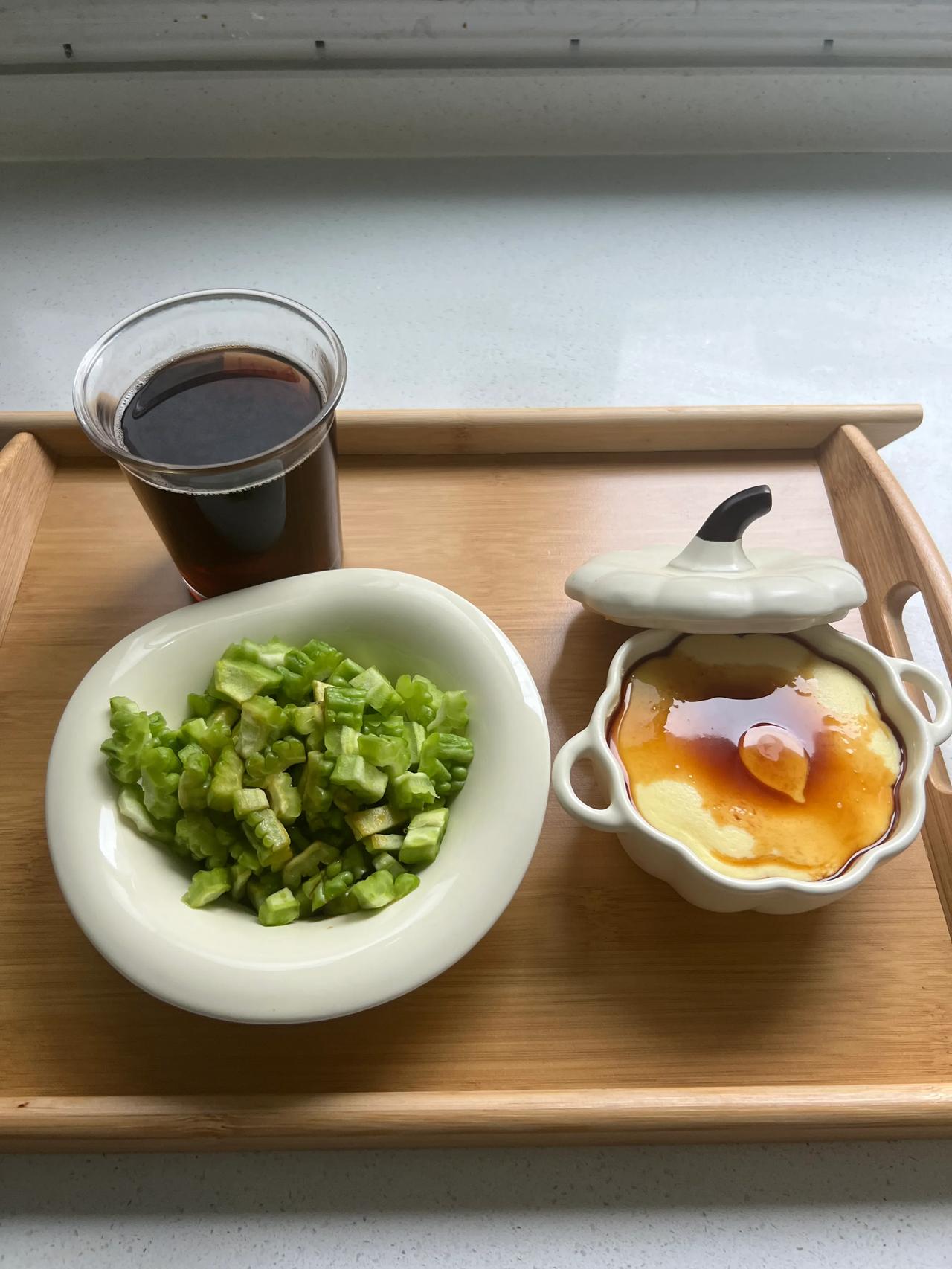 #夏日生活打卡季#早午一起吃，三伏天吃点苦瓜，排毒美容还祛除心火，适合我这样的体