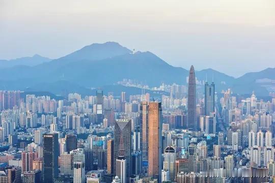 深圳过去几十年可以说属于全球经济发展速度最快的城市，深圳经济从过去几十年前的一个