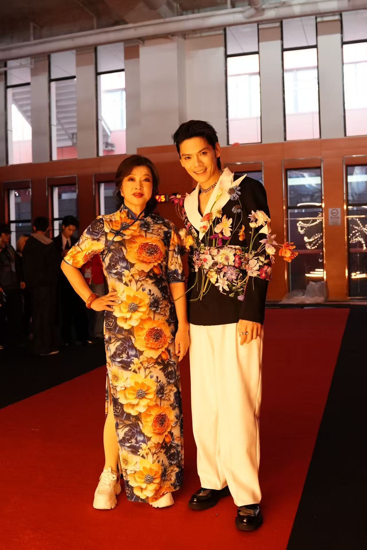 以为向佐刘晓庆穿的是情侣装笑yue了！向佐和刘晓庆站一起，衣服配一脸，这不是情侣