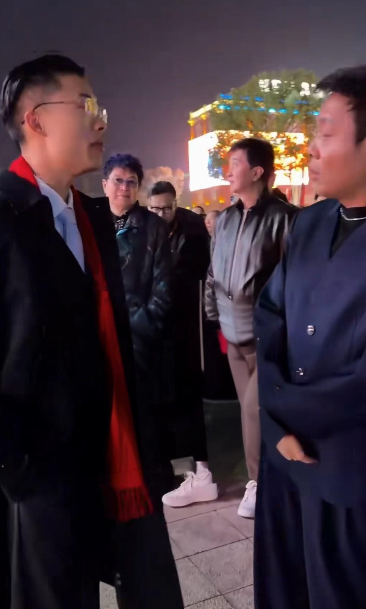 直播灯还烫手 人已站在卫视晚会聚光灯下。
昨晚八点，付笛声把话筒递给他时 全场编