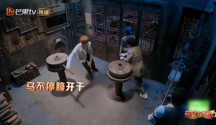 周笔畅在密室做牛马密室大逃脱 的确是把我整笑到了呀，控制磨盘就是咱们周笔畅的舒适