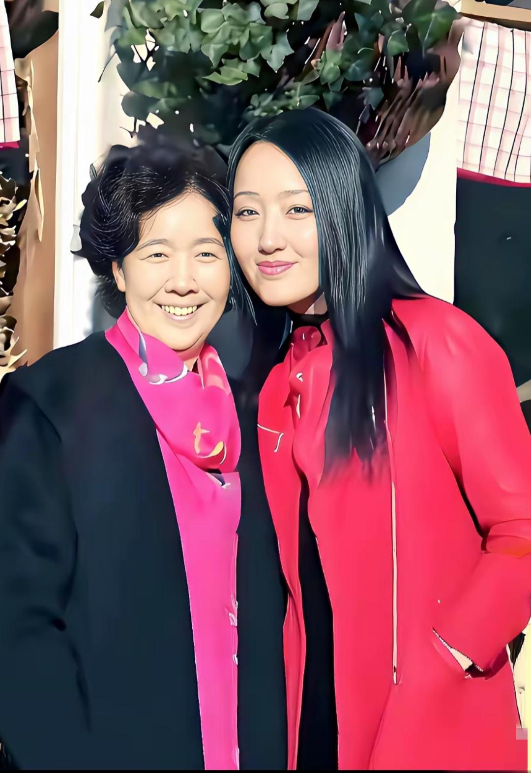 甜歌皇后杨钰莹和83岁的妈妈熊永红，现年55岁杨钰莹好像邻家小妹，看着让人感觉是