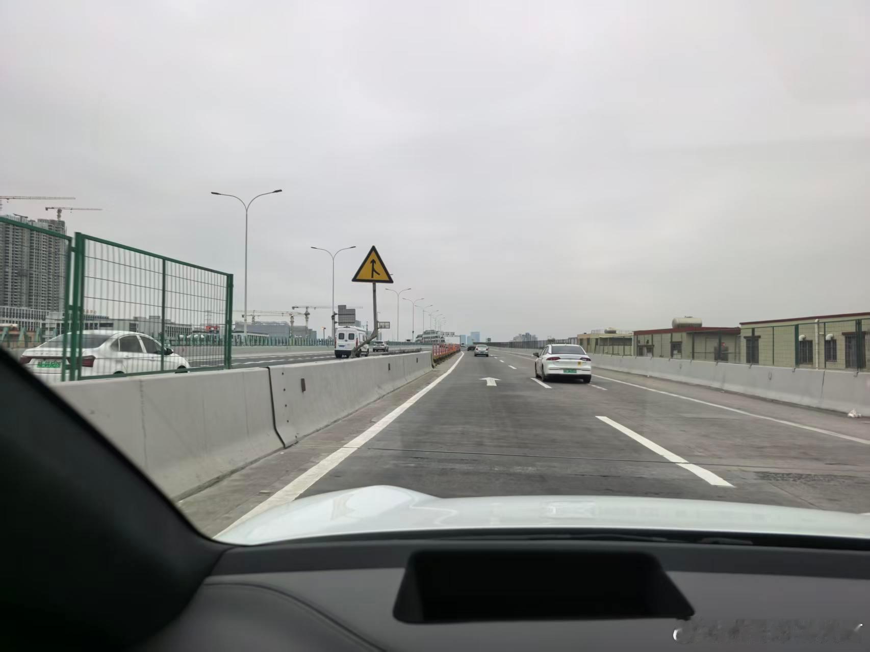 这是早上8点半的照片，广州的早高峰已经开启过年模式了生活手记