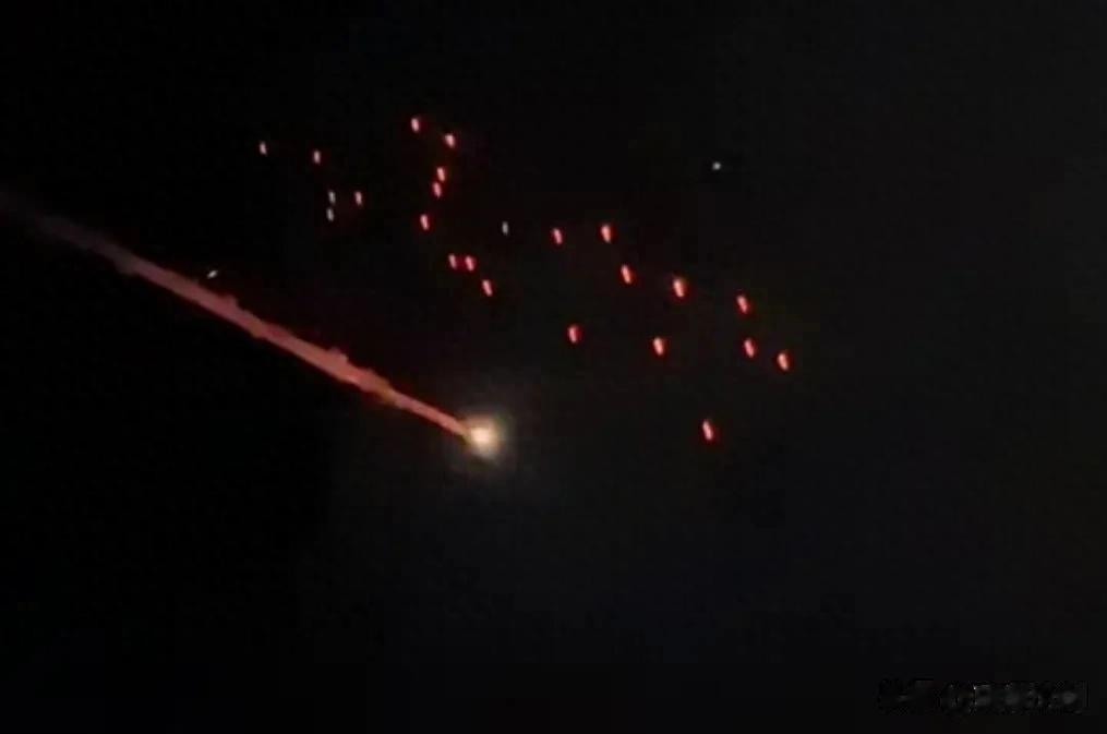 霍拉姆沙赫尔-4导弹在目标上空七公里处解体，上百枚子弹药覆盖十个足球场。
它从发