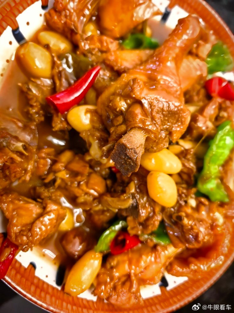 老家产银杏，银杏烧鸡是从小吃的搭配现在银杏没人打了，比黄豆还便宜，最多就是日料店