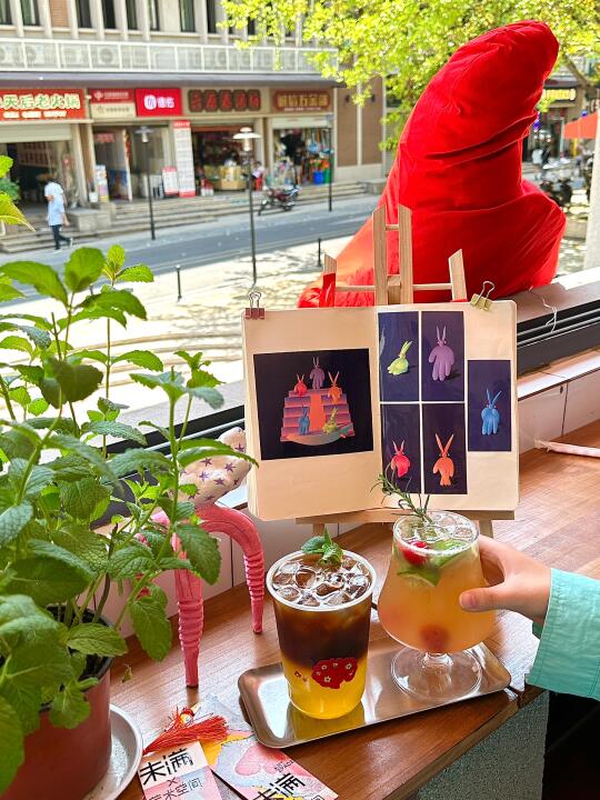 民主村！新开的梦幻鱼缸咖啡店