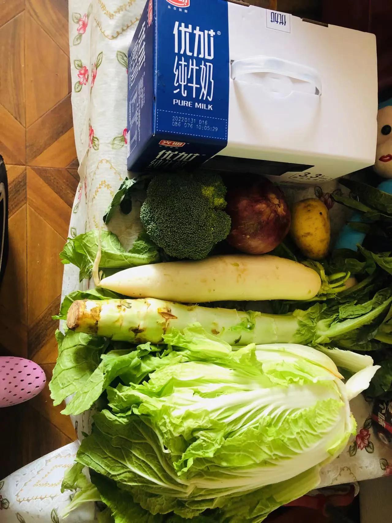 上海的朋友，给我发来照片，感谢宁夏人民邮寄的物质，蔬菜太新鲜了~