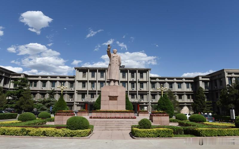 【新中国成立前夕全国有多少高等院校】
1949年，中国正规的高等院校共223所，