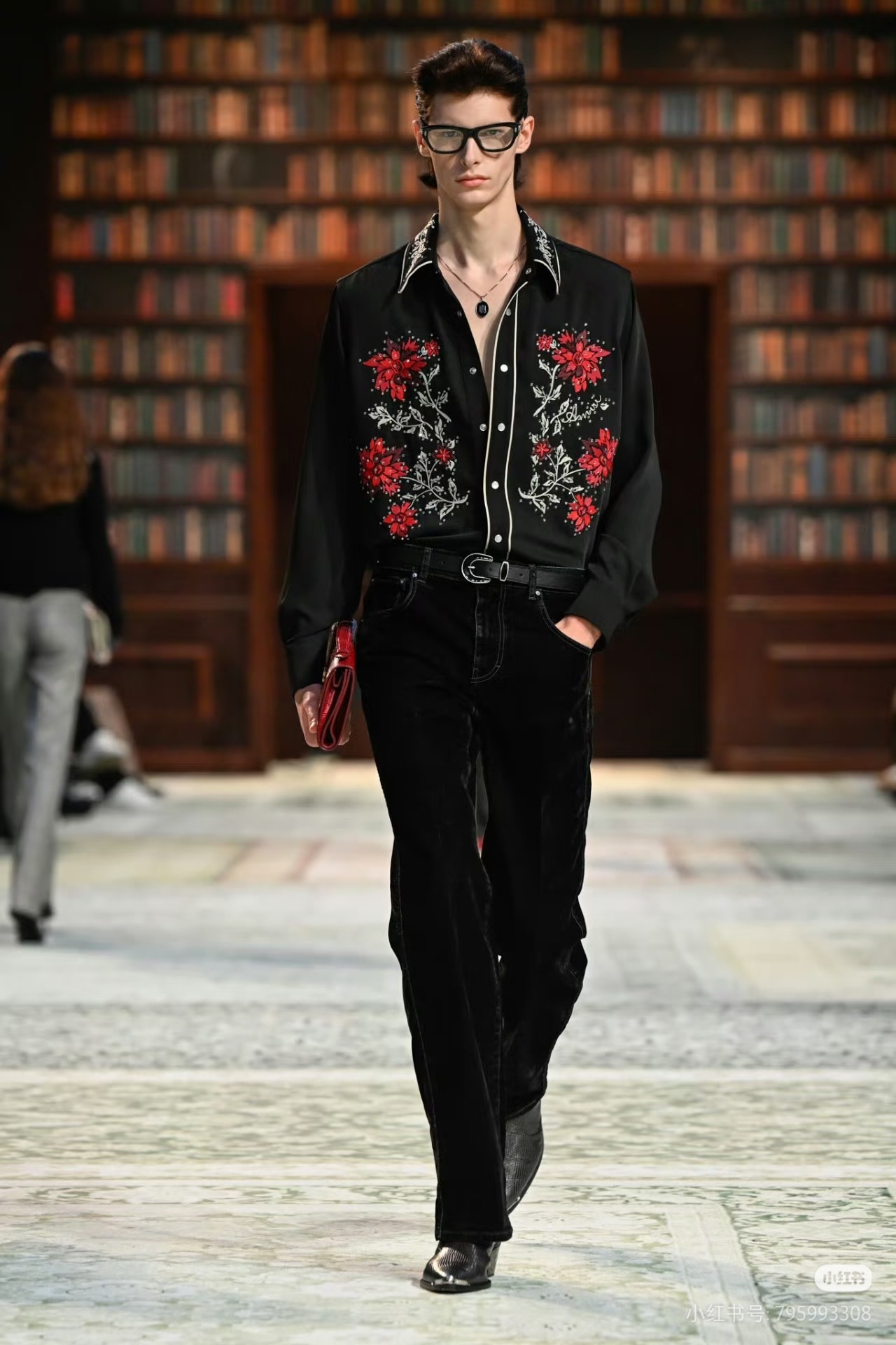 彩排穿的是Amiri FW2026 这个look蔡徐坤马来西亚音乐节