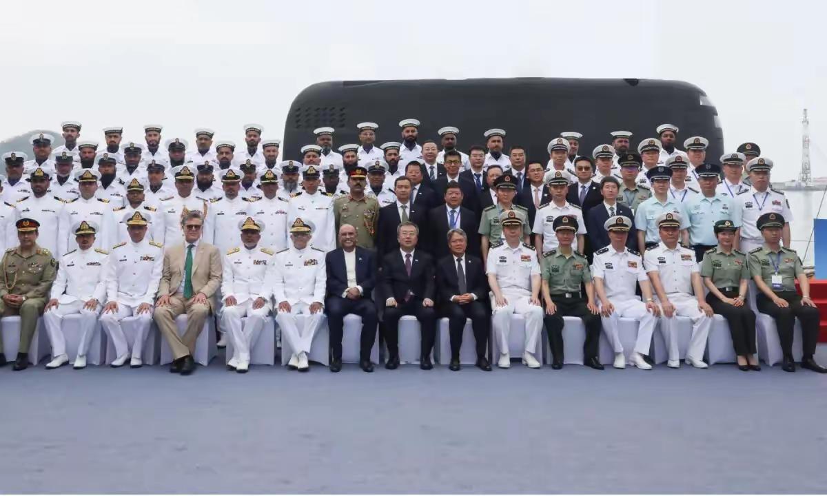 巴基斯坦接收的新型常规潜艇首艇"汉果尔"号，没按惯例在武汉船厂交接，而是拉到三亚