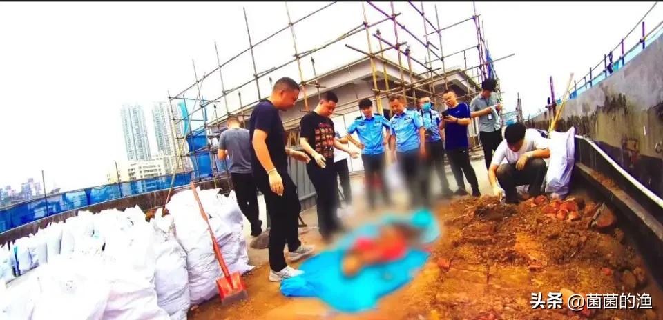 杀人埋尸28年，靠整容洗白？网友怒了：必须死刑！4万块货款，换一条命，再搭自己后