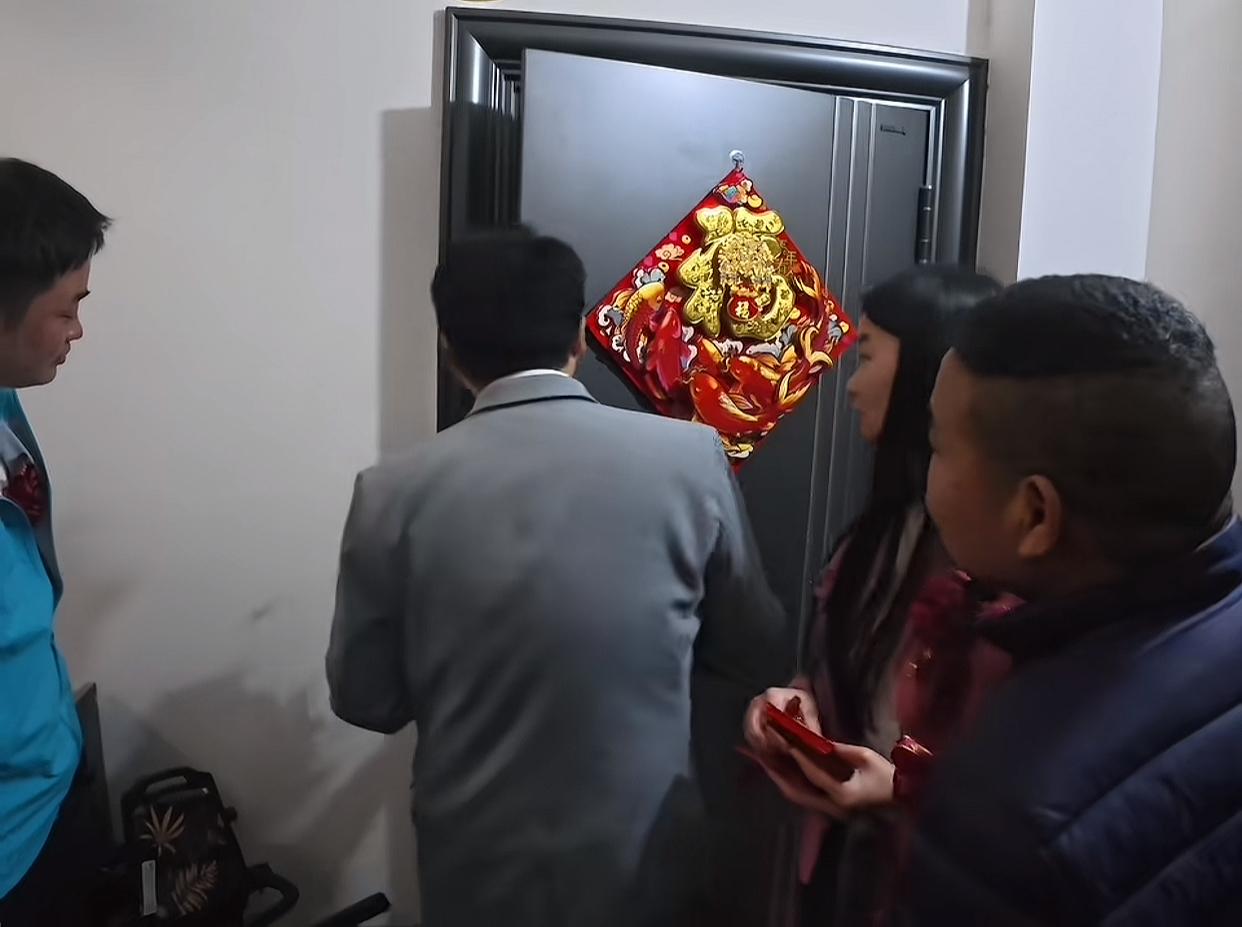 笑不活了！第一次结婚没经验，真能慌到离谱！新郎接亲太激动，连楼层都搞错，带着一群