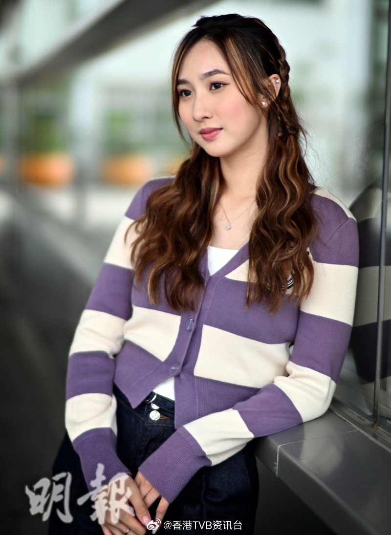 明报：钟柔美无法控制外界标签 享受幕前工作 未想过退圈19岁的钟柔美（Yumi）