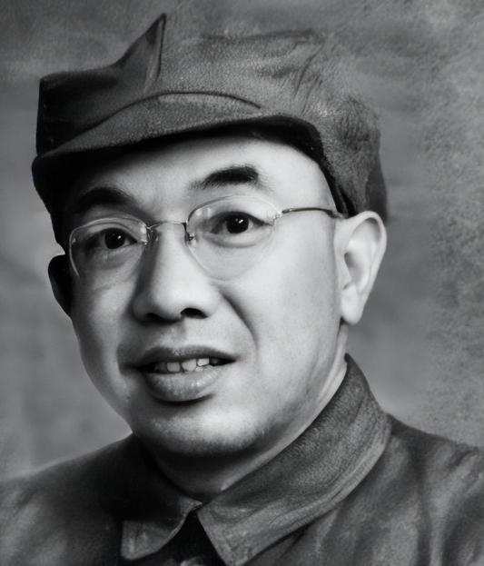 1962年，七千人大会上，一名高个子中年干部站在台下，神色坚毅，有人指着曾希圣喊