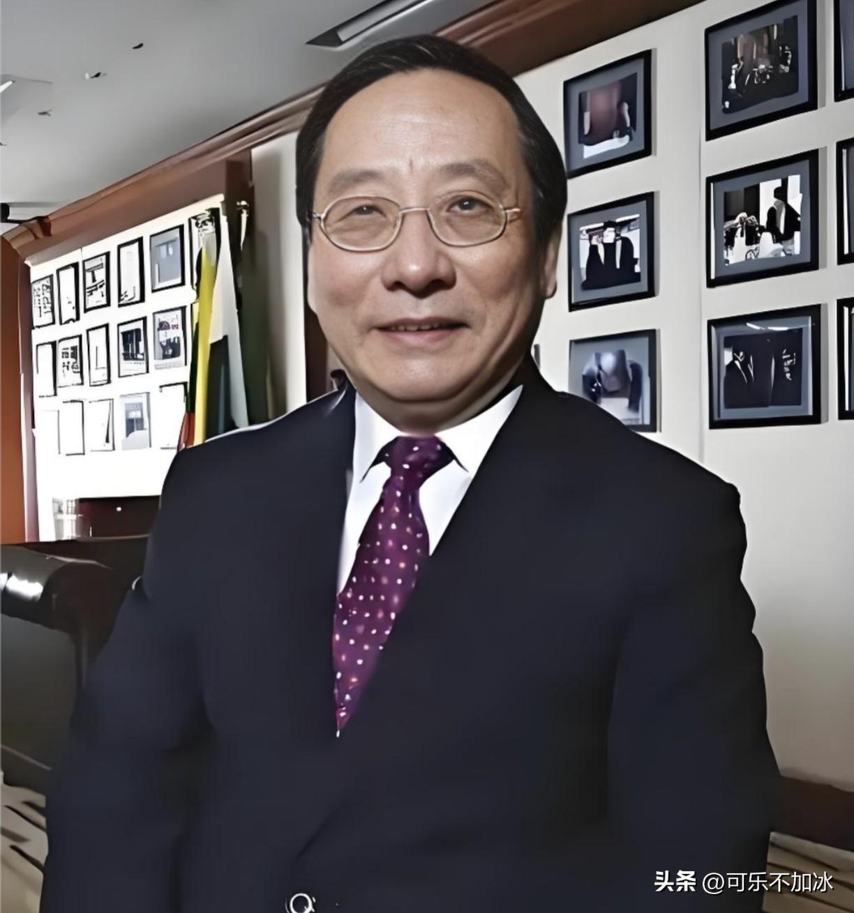 今天无意间刷到一个帖子

说的是高志凯这个国际大佬

居然一个人拖着行李箱在慕尼