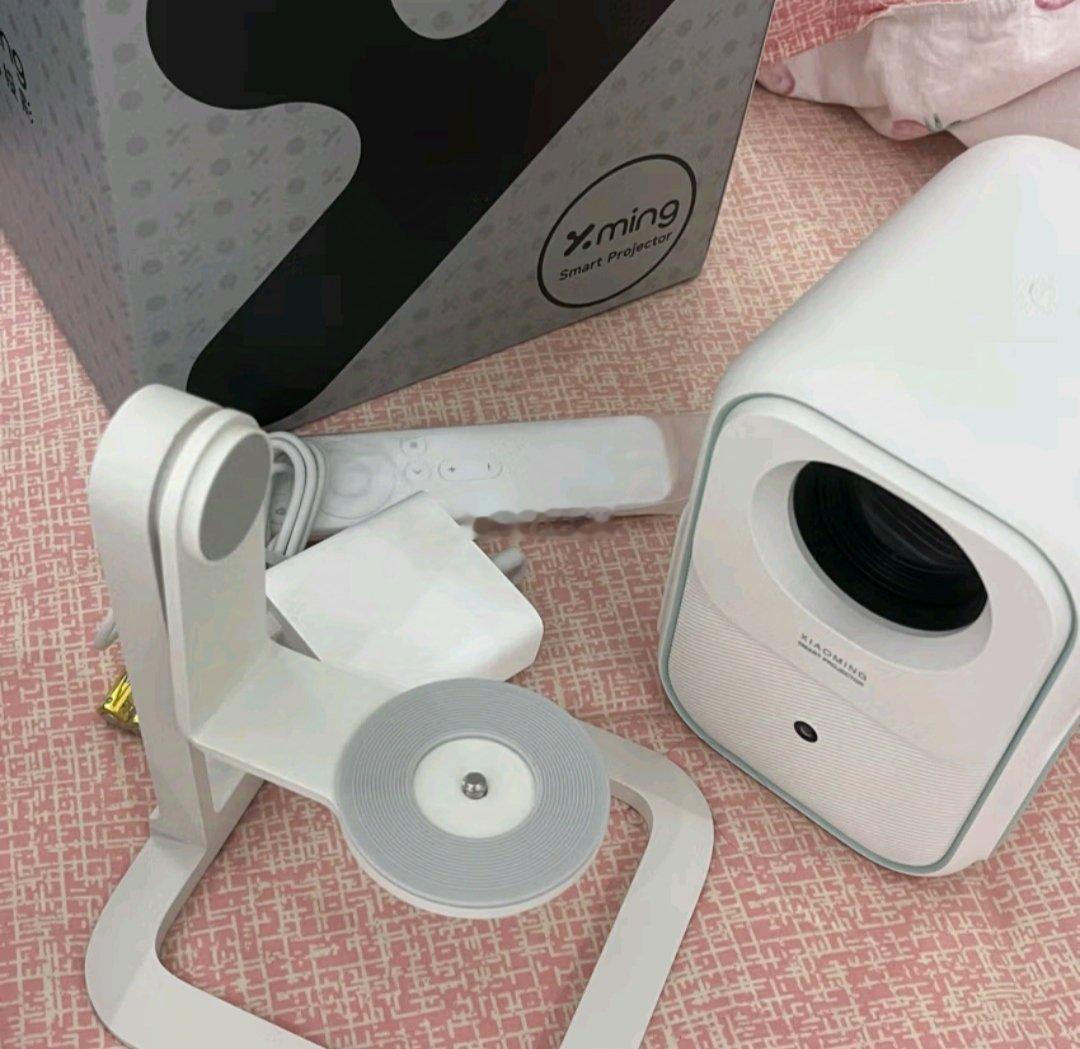 小明投影仪还是很不错的，比较清晰 同价位无敌 拉上窗帘也能看的很清楚 质量也很可