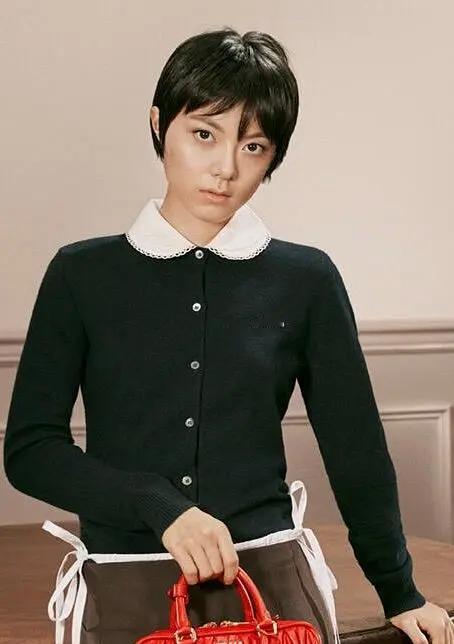 虽然赵今麦长得不是美艳类型的，但这拍得像要“陷害”她一样，弄得灰头土脸的。
明明