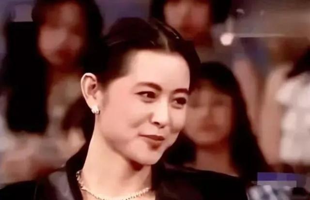 1991年春晚，倪萍在给观众念海外华人祝福国人的贺电时，突然惊出了一身冷汗，原来