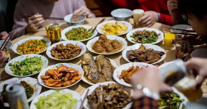 年夜饭把大厨请回家，也该掌好“安全”勺 | 新京报快评