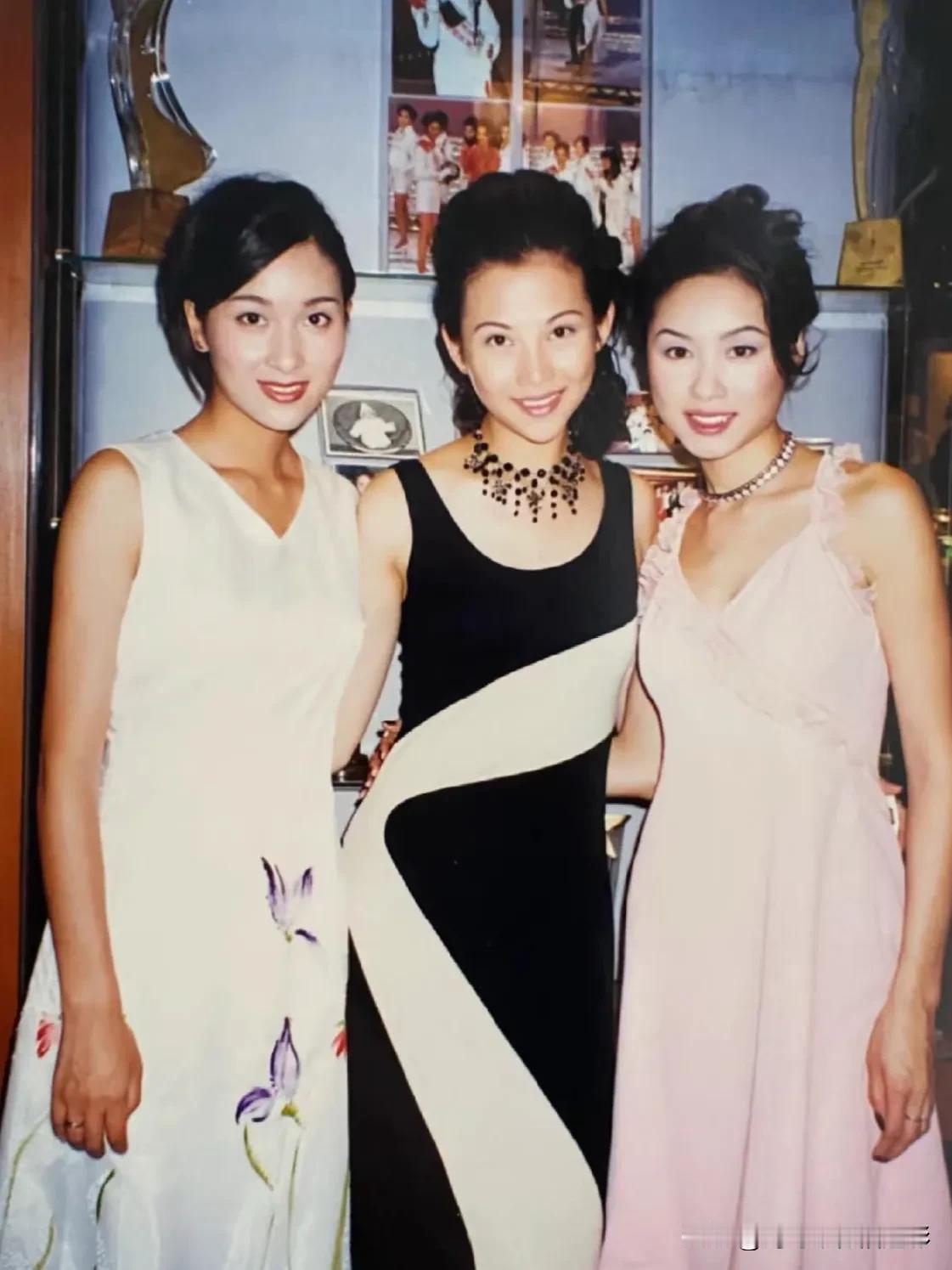 三位姐妹花优雅合影，笑容灿烂，岁月静好。🌹👭💕那个年代的翁美玲港星真美蔡少