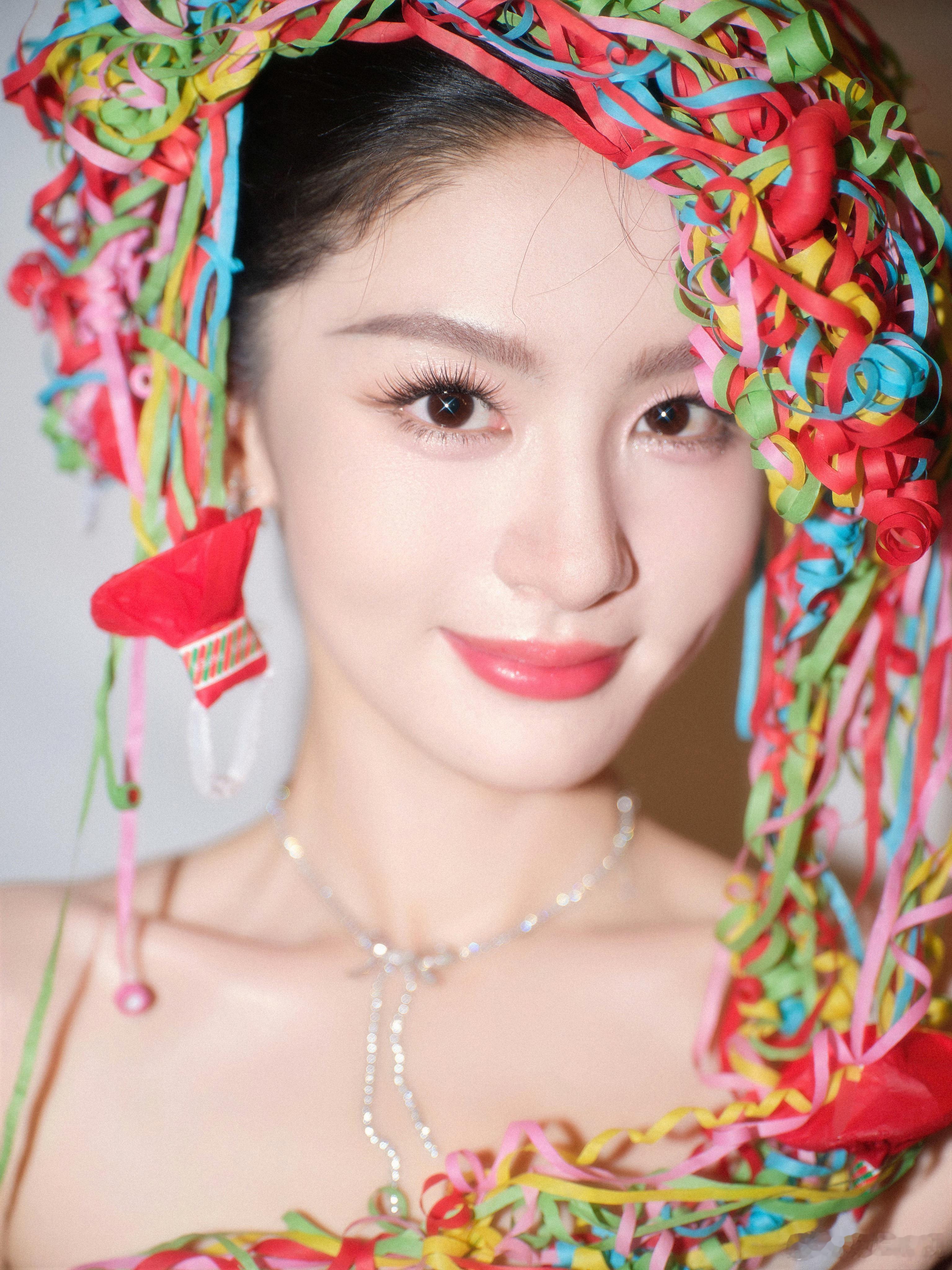 元气满溢，悦动缤纷。欢娱影视演员最新写真释出。 