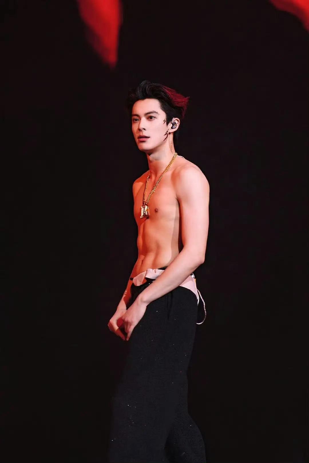 王鹤棣这个腹肌不错哦 胸肌可以再练练 