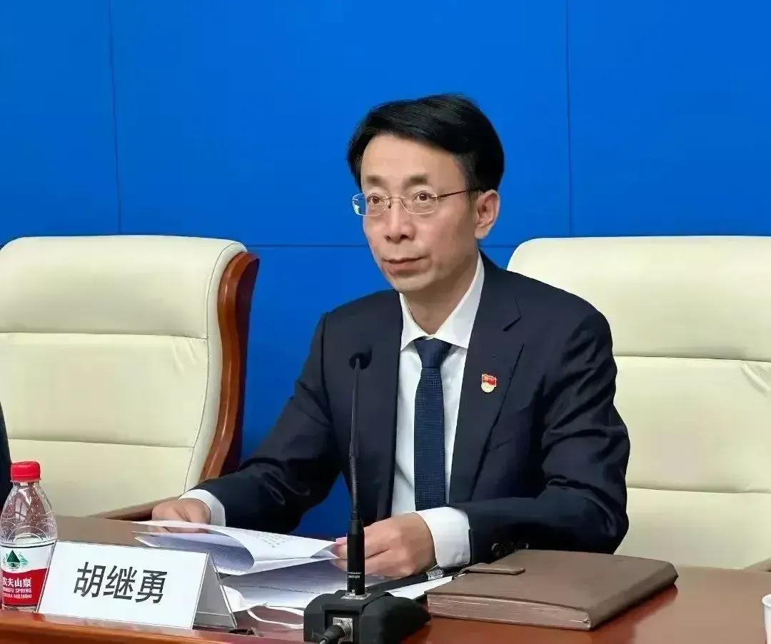 天欲其亡，必令其狂。胡某和董某招摇过市，就是狂妄自大，以为自己可以正大光明地享受