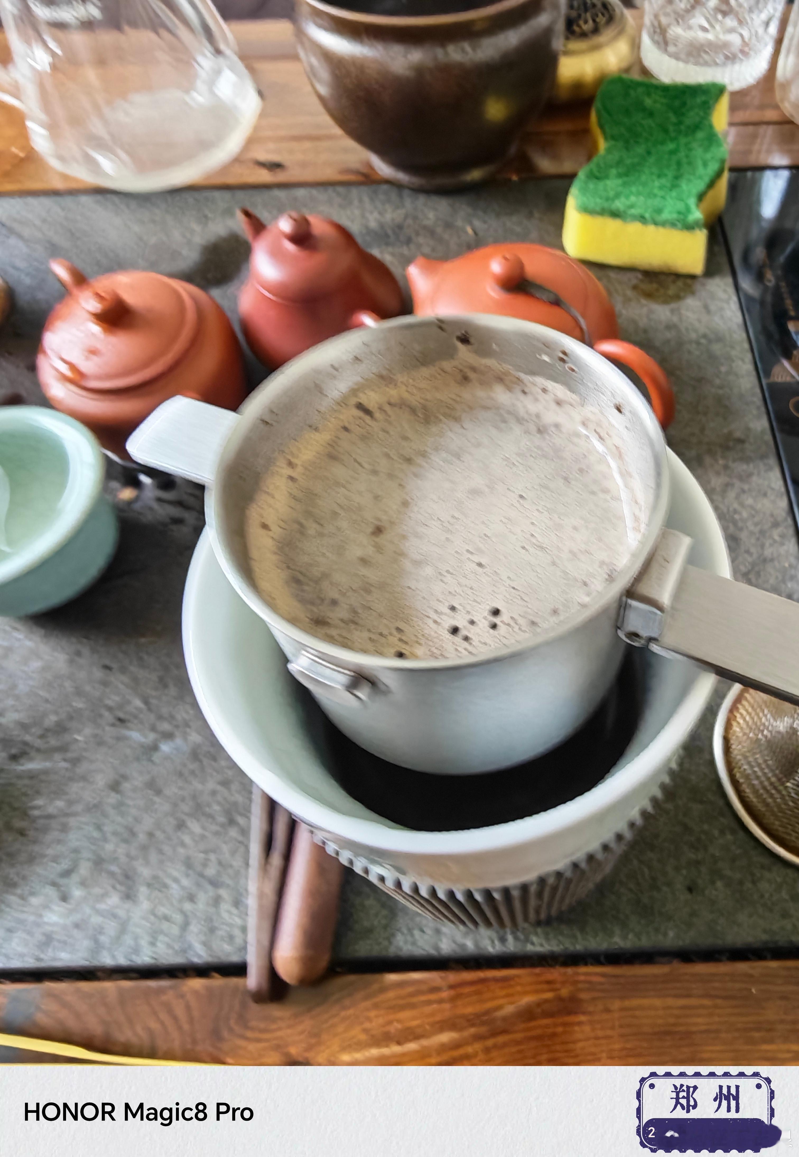 泡茶来不及了，冲一杯咖啡，看看云南保山的咖啡豆，这油脂，这焦香…… 