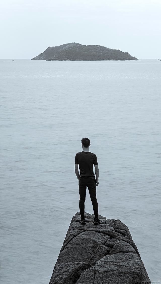 发现没
如果一个男人
啥活都接
白天黑夜连轴转
仿佛不知疲惫
 
这样的男人一般