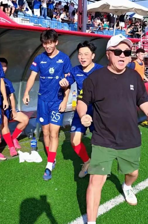 中国足球小将1:1战平巴萨！8月13日，中国足球小将与巴萨的比赛可以说是跌宕起伏