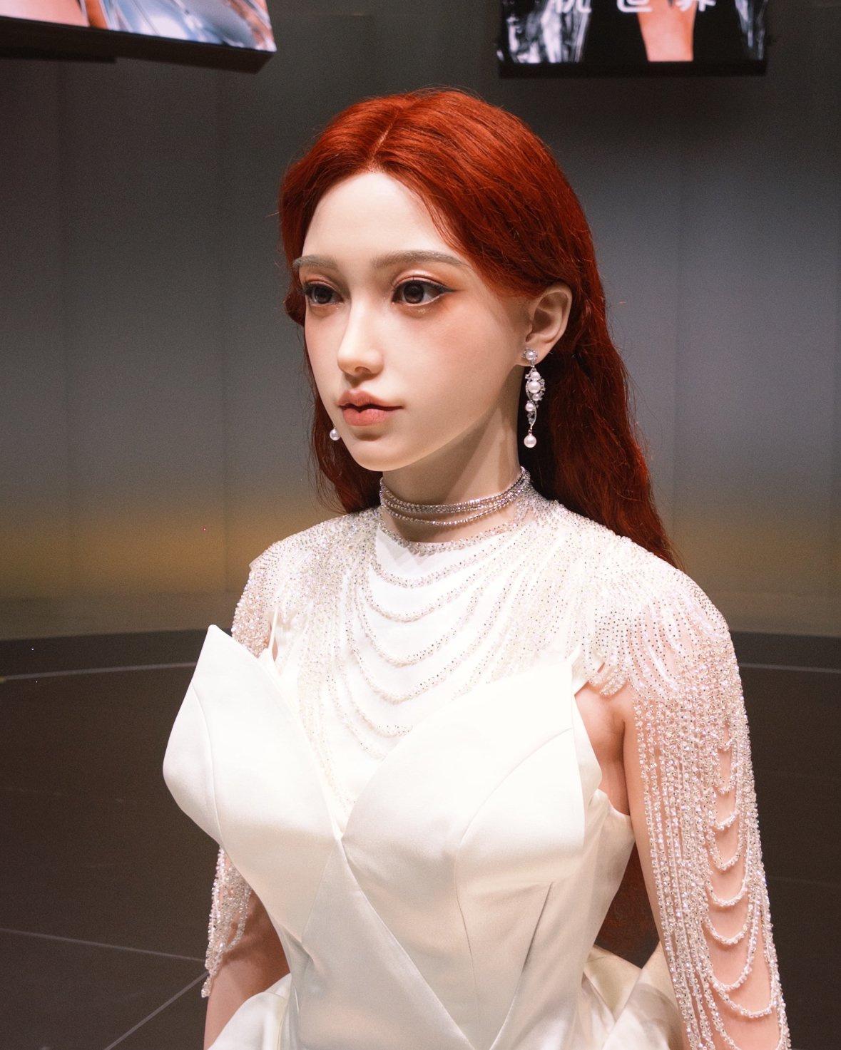 人形机器人，女款168cm
皮肤有温度，能聊天互动，能…
半身款11.98万，全
