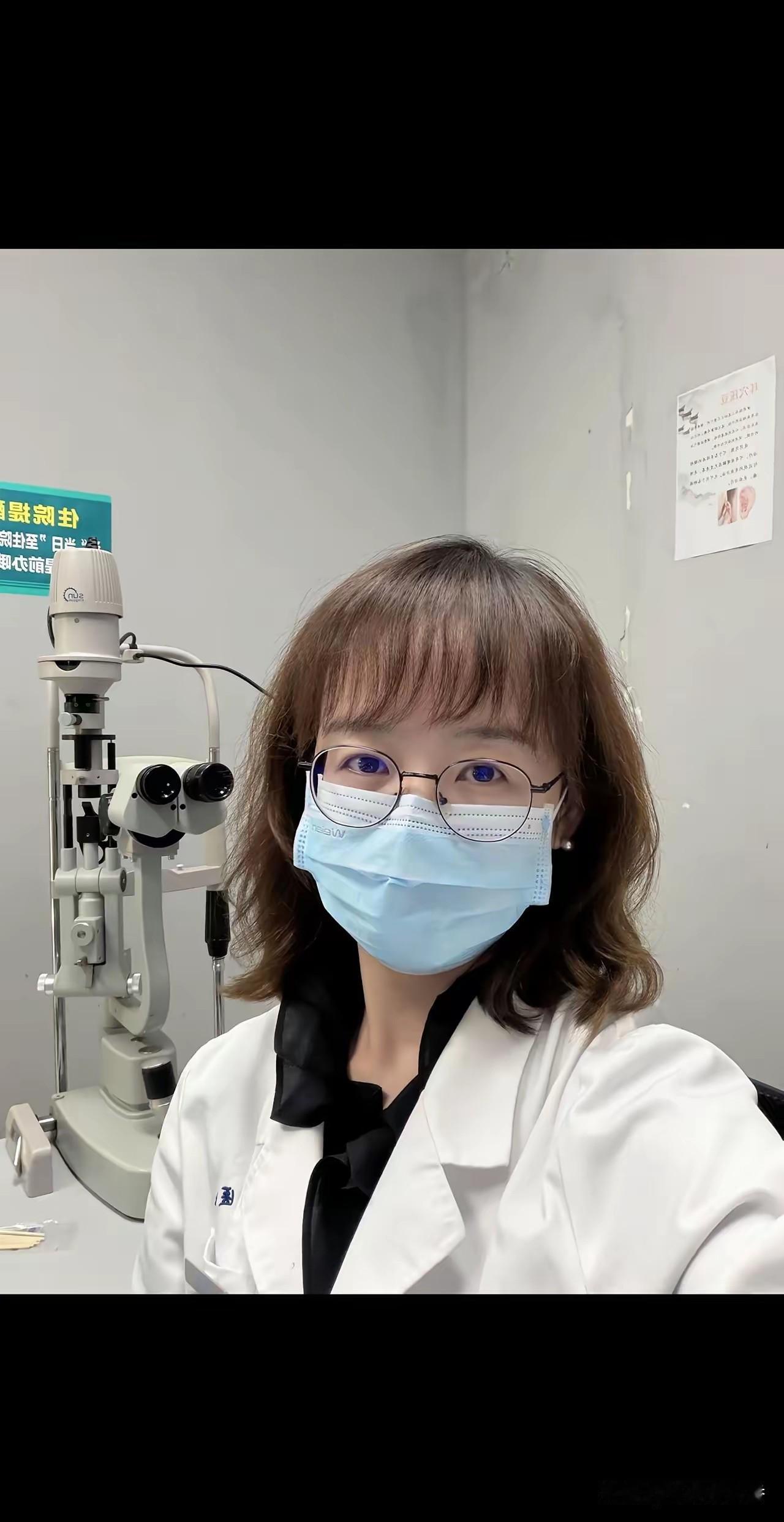 好家伙，今天门诊碰上个70来岁的老爷子，精神头看着挺足，是自己溜达着进来的。我问