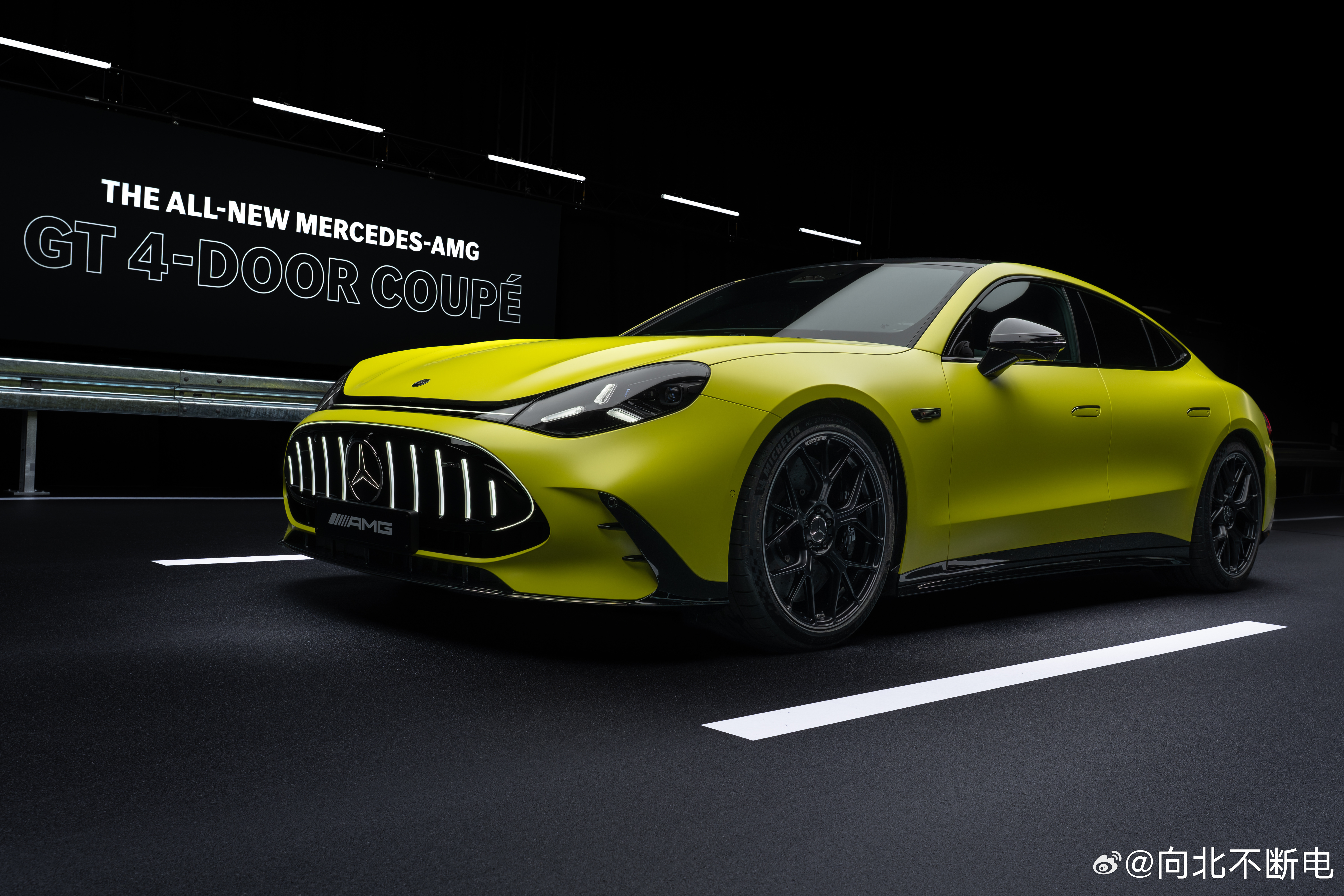 全新AMG GT 四门轿跑车，感觉前脸更夸张和大胆了，有些张牙舞爪的感觉这套内外