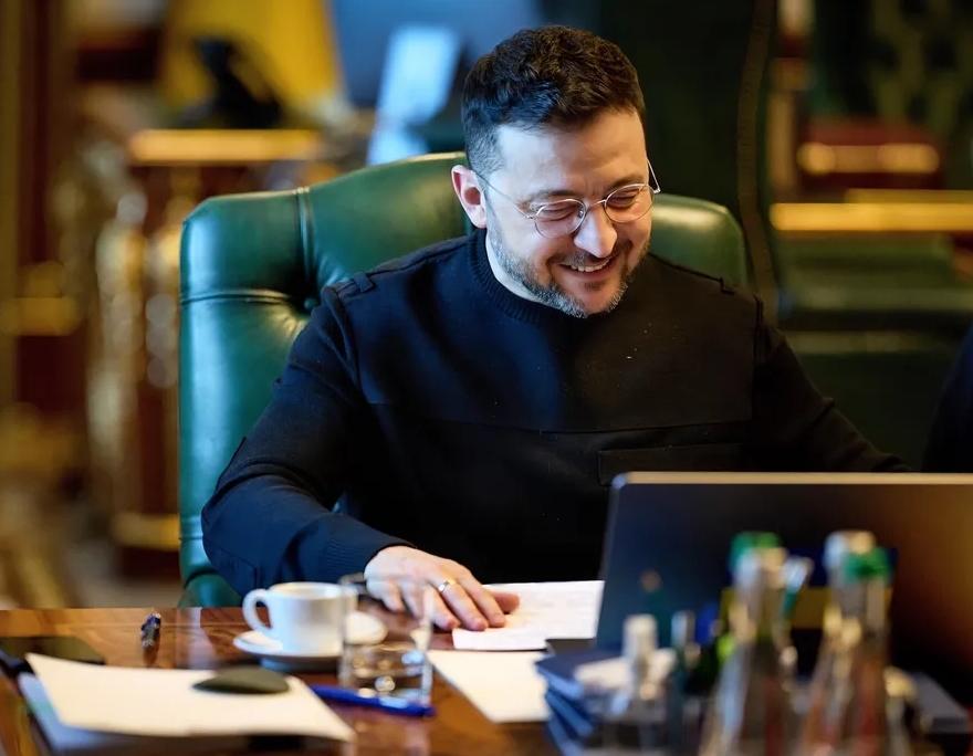 泽连斯基得意洋洋得意，因为美国寻求乌克兰的帮助，乌克兰有着丰富对付无人机的经验。