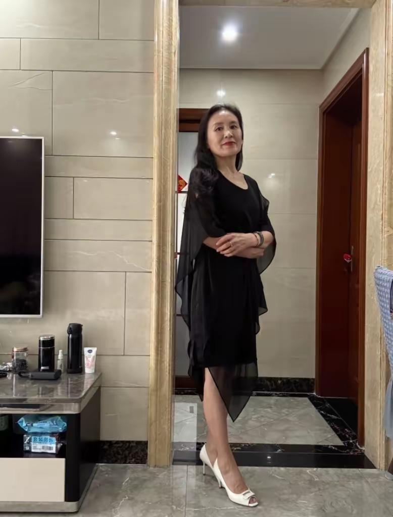 不知道大家有没有发现一个很有意思的现象，现在不少中年大姐心思都不在家里了，反倒一