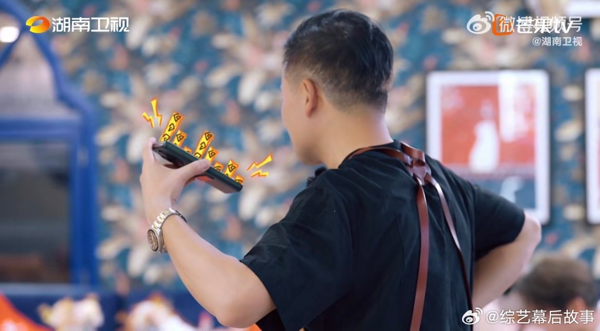 黄晓明[超话]黄晓明嘴瓢自罚一掌晓明哥想帮林大厨解决沟通难题，结果嘴瓢现场超搞笑