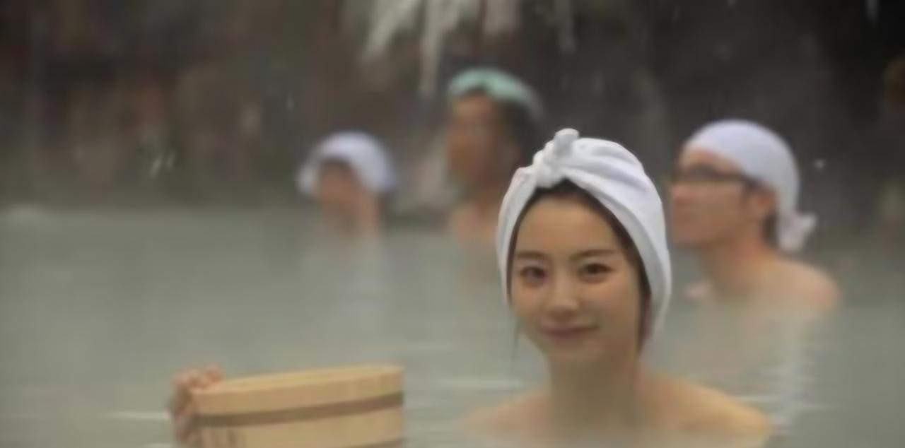 民国时期的日本民间流行男女混浴
《银元时代生活史》的作者陈存仁这么写：正在游目四