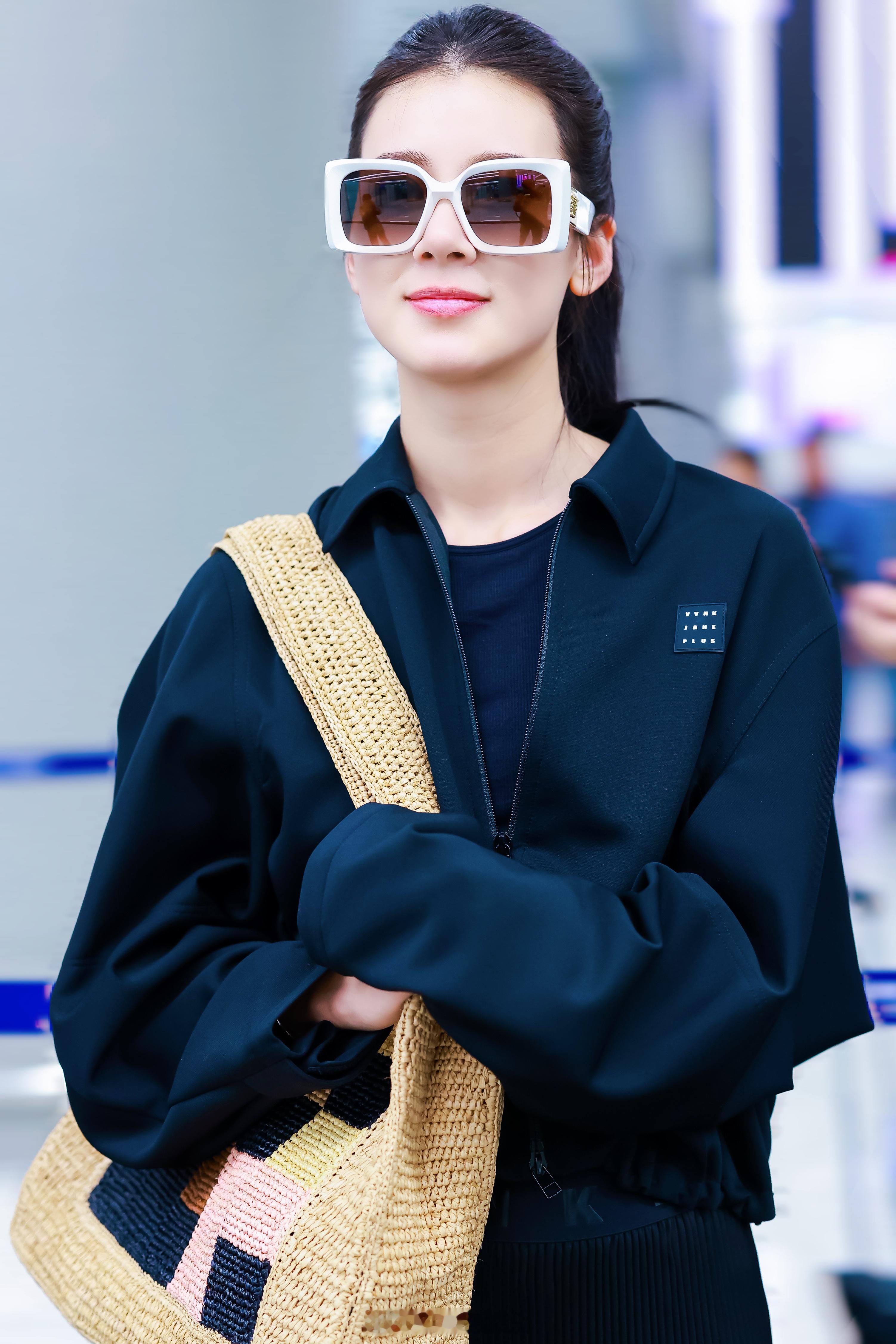 #赵昭仪[超话]# 上海✈️北京 ​​​