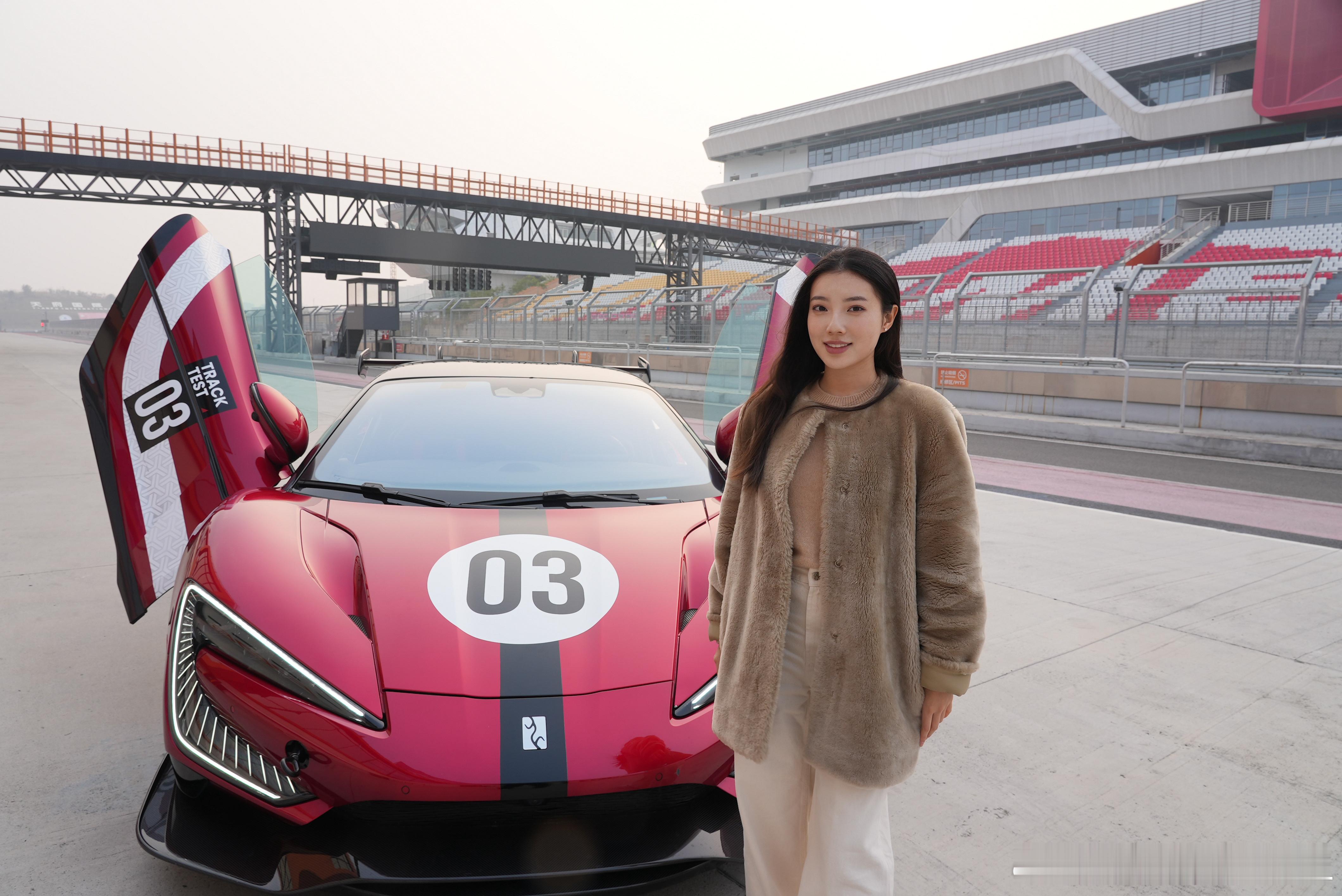 我真的觉得我跟U9X很搭哈哈哈，站在它旁边自认为颜值都提高2个度了