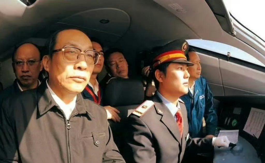 刷到一张照片，当年，京沪高铁冲486.1km/h的名场面，老刘的眼神很坚定。 