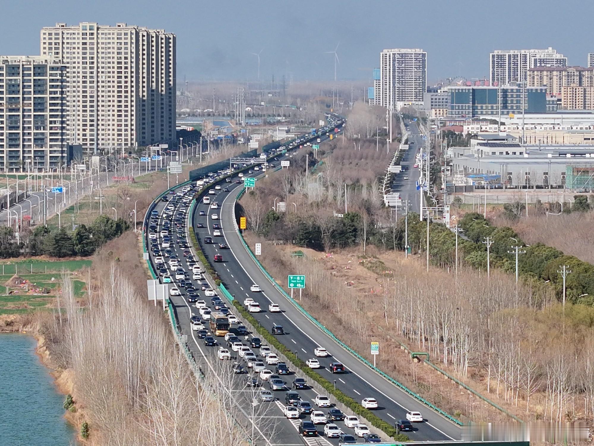 【春节假期安徽省高速公路流量再创新高】春节假日期间，安徽全省未发生较大及以上突发