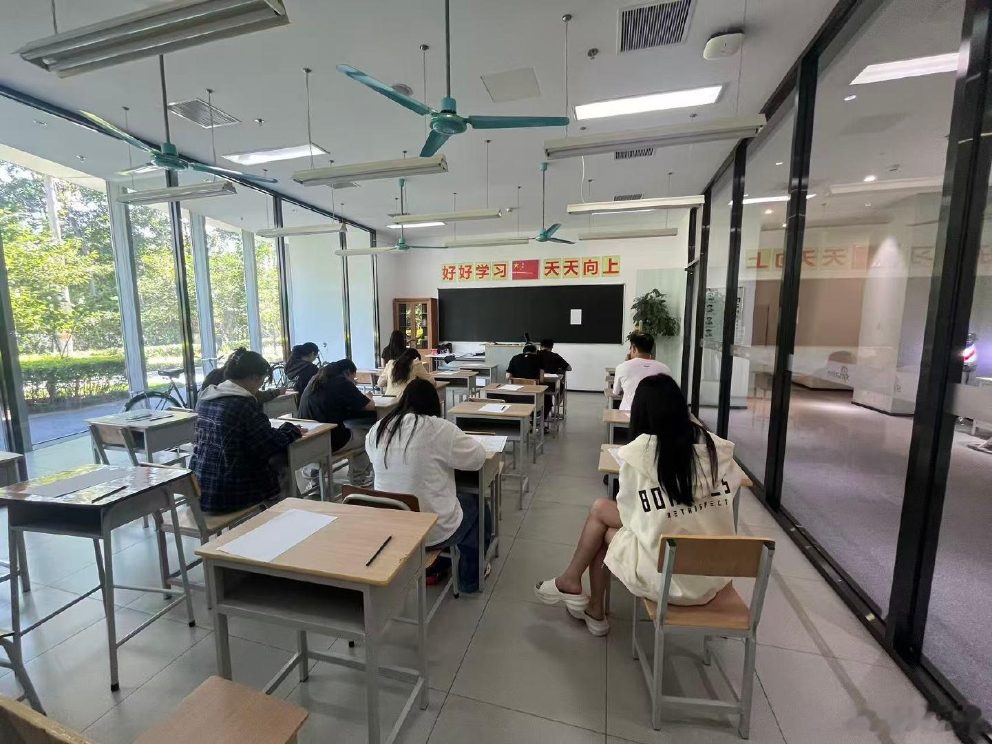 内娱有自己的全国一卷老剧高考 高考难题有解题思路，可《潜伏》茶叶盒颜色全靠记忆，