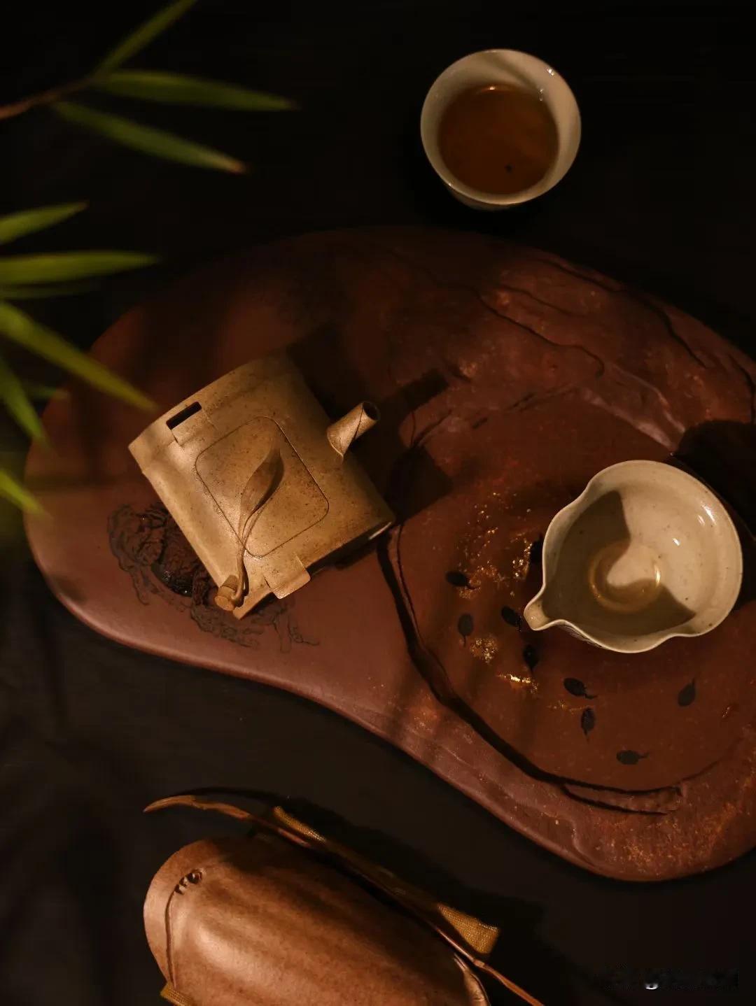一人，一壶茶，一段时光，如此便好。在这喧嚣的世界里，寻得内心的安静与安然，享受这