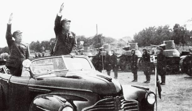 1949年10月1日，天安门城楼，开国大典现场，陈毅身着军装，习惯性地点上一支烟