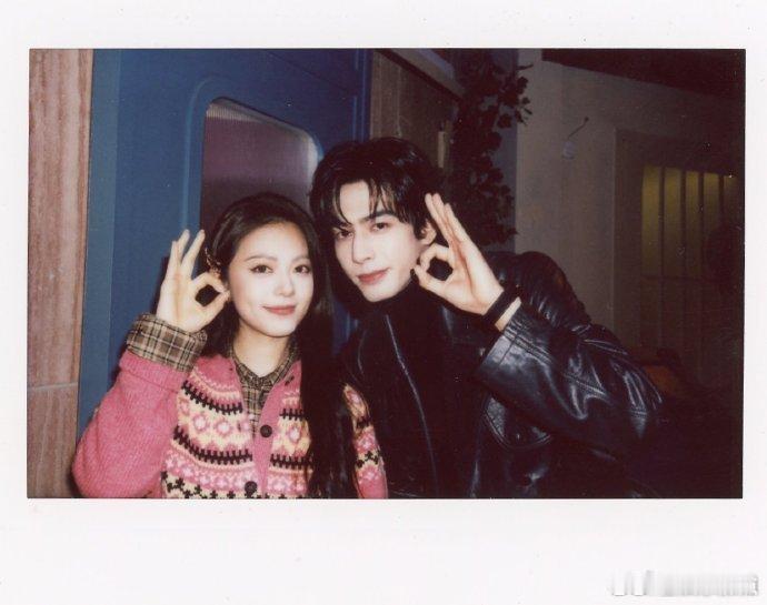 赵今麦宋威龙hi6拍立得谁懂“骄阳似我”的杀伤力？赵今麦宋威龙这组照片，让我连夜