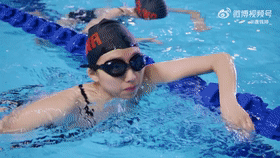 “蛙王”唐钱婷又又又夺金了，12日晚进行的全运会女子100米蛙泳决赛，小唐1分0