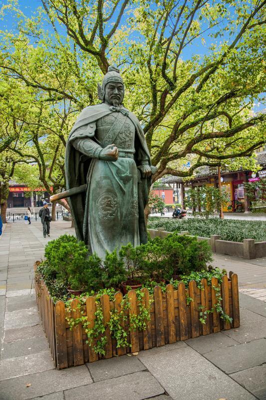 岳飞（1103年—1142年），字鹏举，河南汤阴人，是中国南宋时期著名的军事将领