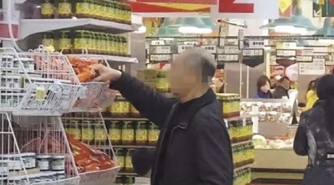 今天傍晚我去超市，干果区那老头行为有点怪。他一直抓巴旦木往自己大衣兜里塞，装完还