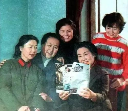 哈哈，这张照片看起来像摆拍。在四位老艺术家面前，张瑜还是个小字辈。她们一起看的应