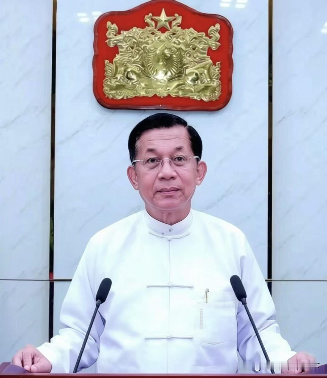 缅甸新总统宣布了，
4月10日，缅甸当选总统敏昂莱宣誓就职，但这绝不是一次简单的